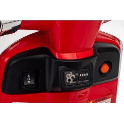 Vespa Primavera Elettrica per Bambini 12V Licenza Ufficiale Piaggio Sedile Pelle Luci LED suono Clacson Rossa